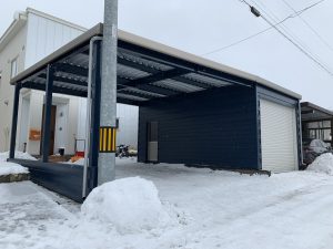 斜め敷地でもスッキリ提案！スタイリッシュな外壁横スタイル！雪対策も欠かしません！